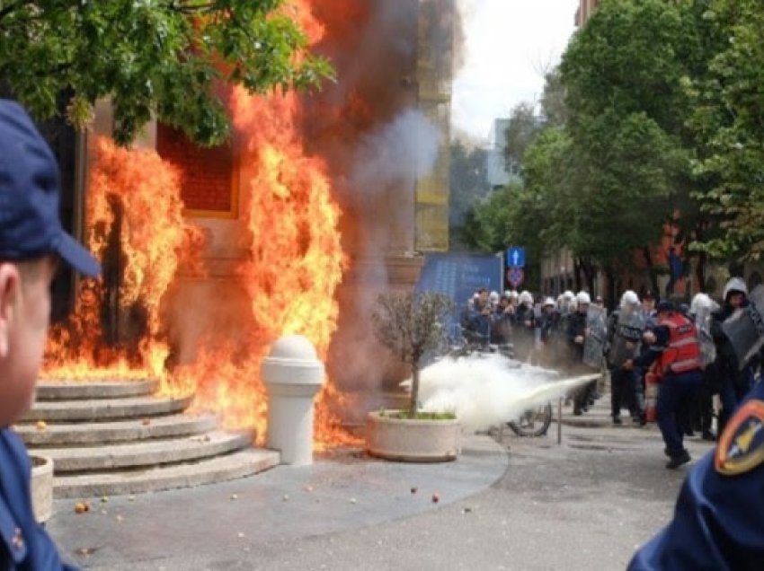 Dy orë tensione e përplasje, mbyllet protesta e opozitës para Bashkisë së Tiranës