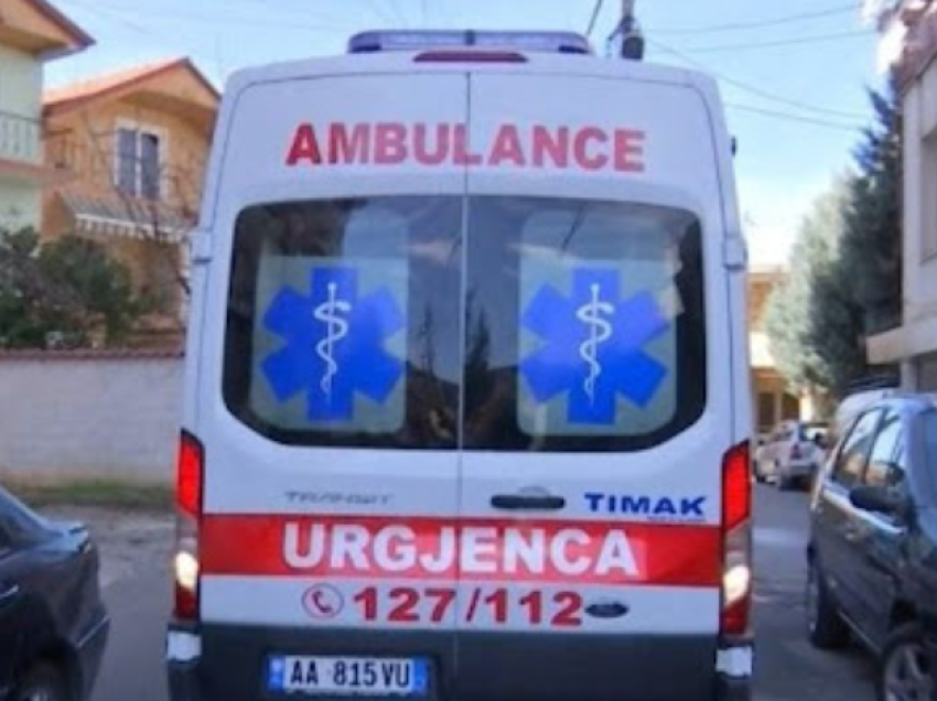 Aksident në Korçë/ Motorri i parkuar zë poshtë 2-vjeçarin, fëmija dërgohet në gjendje të rëndë në spital