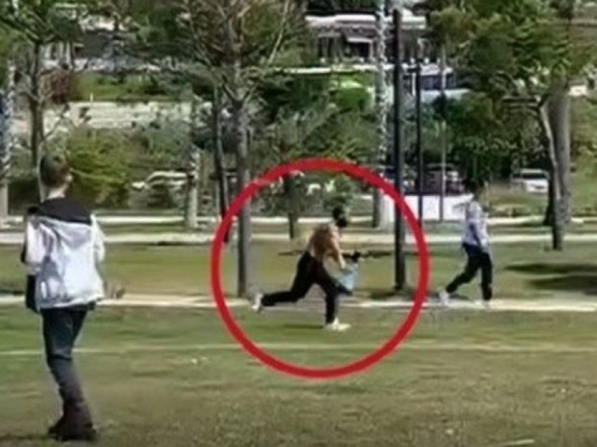 Ngjarje e tmerrshme, shqiptari tenton të godasë me thikë fëmijët në park - dalin pamjet