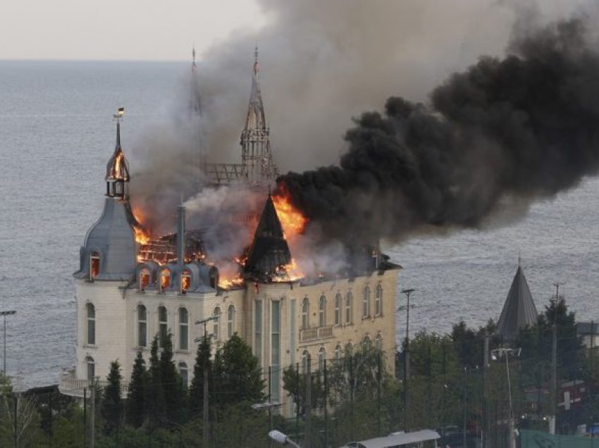Rusët bombardojnë Odesan, katër të vrarë dhe dhjetëra të plagosur – digjet “kështjella e Harry Potter”