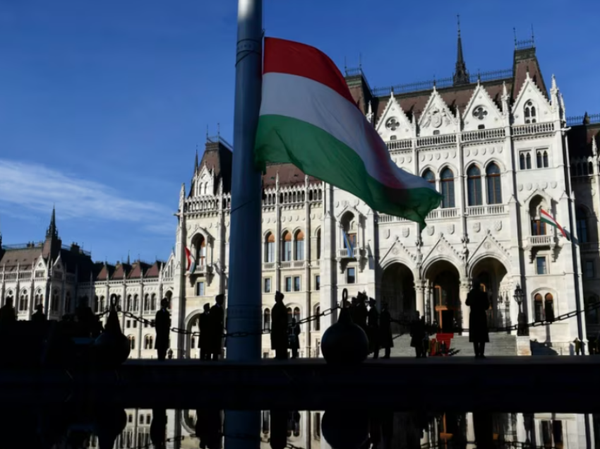 20 vite në BE: festimet në hije në Hungari nga largimi i rinisë dhe tensionet politike