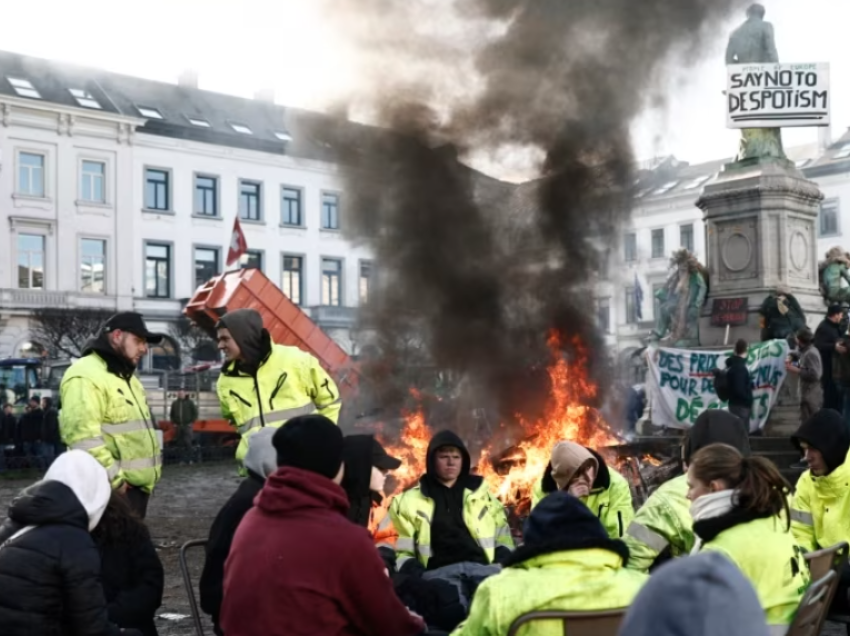 Fermerët krijojnë kaos para zyrave të BE-së në Bruksel, protestojnë për kostot e larta