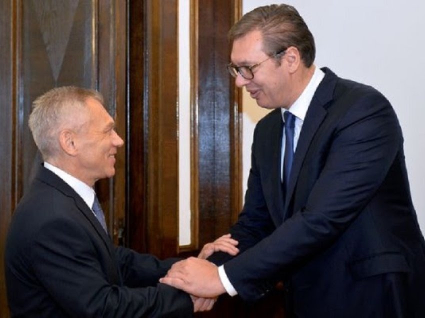 ​Vuçiq i ankohet ambasadorit rus për heqjen e dinarit serb
