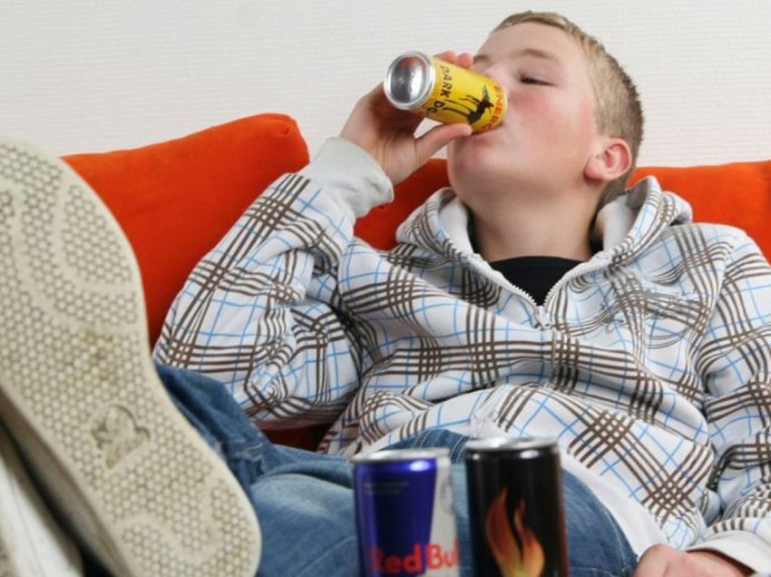 Fëmijët që pinë pije energjike janë më të prirur ndaj çrregullimeve të shëndetit mendor