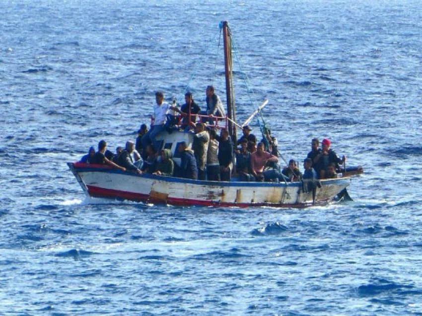 ​Varka fundoset në Lampedusa, shpëtohen 49 migrantë