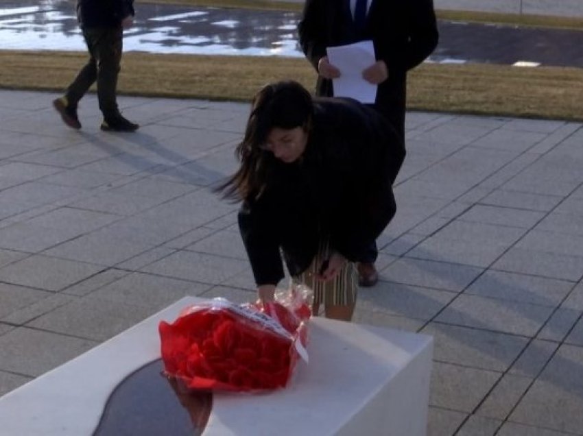 Engjëllusha serbe, Klara Sandulloviq, vendosi kurorë me lule mbi varrin e një engjëllushe shtatëvjeçare shqiptare, Blerina Jashari, viktimë e paramenduar e terrorit serb