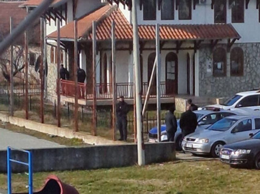 Policia në fshatra të Pejës, Istogut e Klinës - aksion kundër zyrave paralele të Serbisë