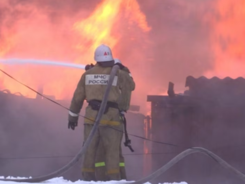 Raportohet se një rafineri nafte në jug të Rusisë është kapluar nga zjarri