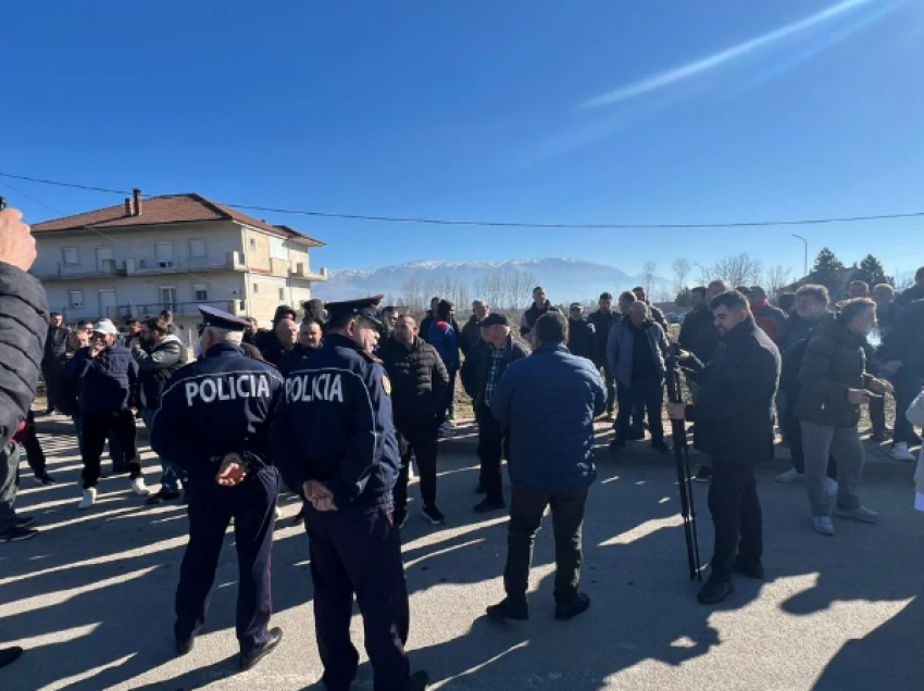 U mbeti molla stok! Fermerët e fushës së Maliqit, protestë në aksin Korçë – Pogradec