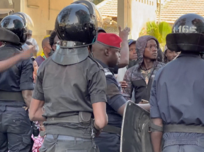 Protesta e përleshje në rrugët e Dakar pas shtyrjes së zgjedhjeve presidenciale në Senegal 