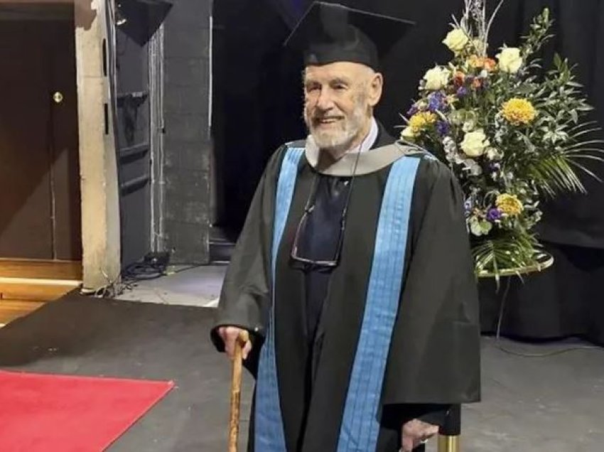Burri merr diplomën në moshën 95-vjeçare, shkak u bë gruaja e tij e ndjerë