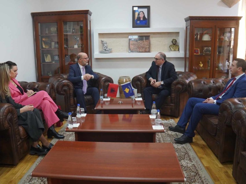 Kryetari i Komunës së Prizrenit dhe Ambasadori i Shqipërisë në Kosovë diskutuan për forcimin e marrëdhënieve ndërkufitare