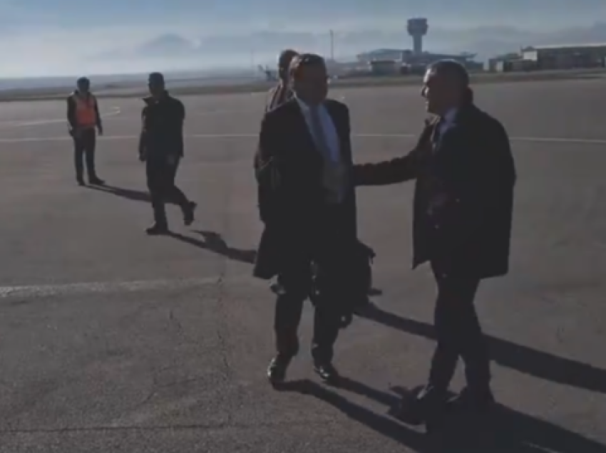 Ambasadori Rohde e përcjell deri tek aeroplani shefin e Mbrojtjes gjermane që vizitoi Kosovën