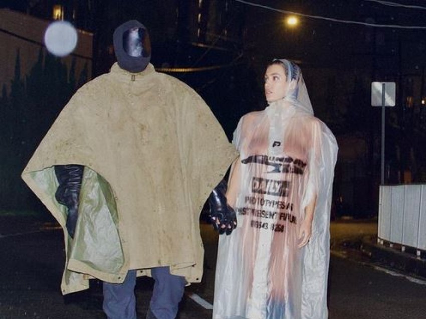 Gruaja e Kanye West përballet me shiun në “veshje” transparente 