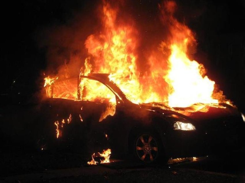 Shpërthen në flakë gjatë natës makina në Vlorë, zbardhen dyshimet e para