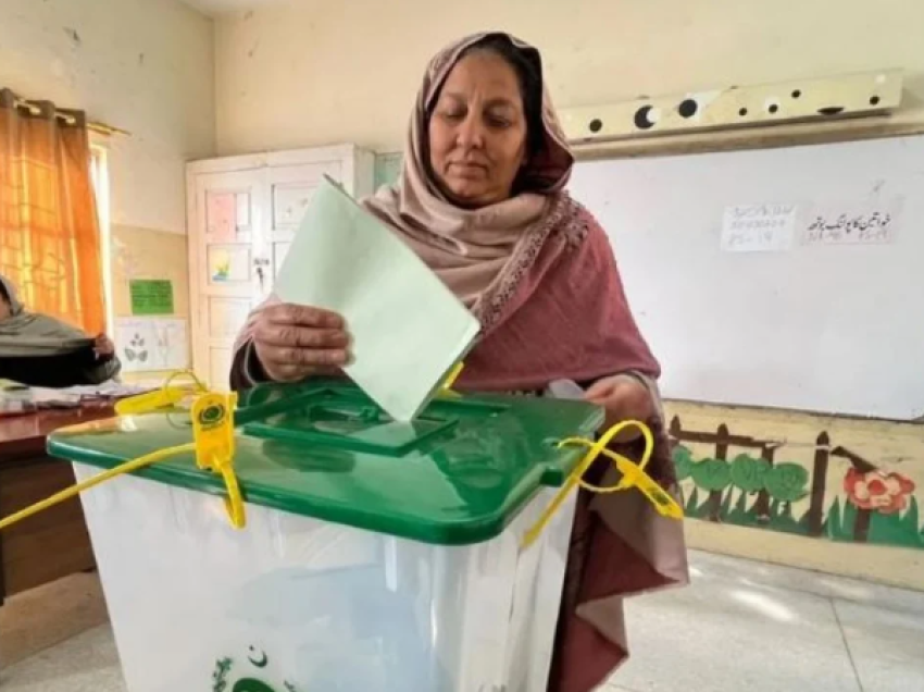 Zgjedhjet në Pakistan/ Miliona njerëz shkojnë drejt qendrave të votimit, ndërpritet qasja në internet