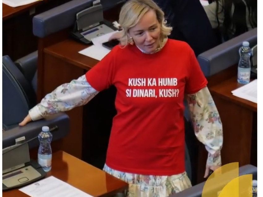 “Kush ka humb si dinari, kush?”, deputetja e VV’së Adriana Matoshi performancë me një bluzë, mesazh opozitës