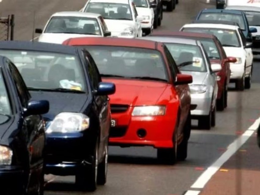 Ekziston një mit që vetura e kuqe ndalohen më shumë në trafik, por si qëndron e vërteta?