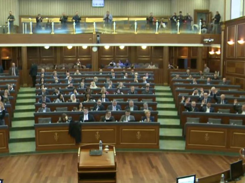 Për gjashtë muaj, mbi 100 mijë euro paga për 10 deputetët serbë në Kuvendin e Kosovës