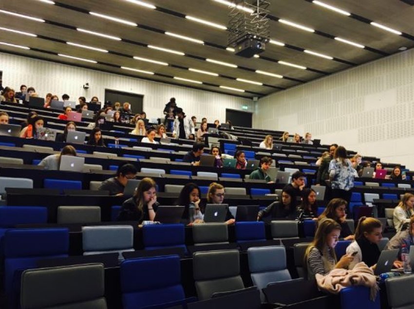 Universitetet holandeze planifikojnë të kufizojnë numrin e studentëve të huaj