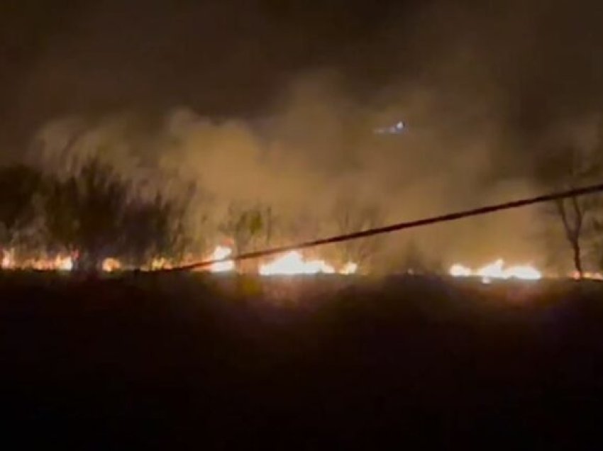 Zjarri del jashtë kontrollit në Fier, rrezikohen banesat pranë fshatit Hambar