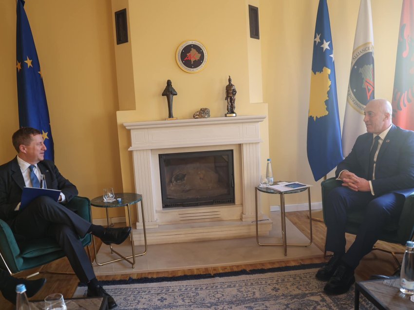 Haradinaj takohet me ambasadorin e BE-së në Kosovë, i kërkon largimin e masave