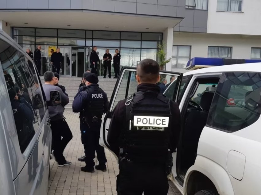 Policia e Kosovës ka arrestuar dy të dyshimtë për afishet e shpërndara në Mitrovicë ku kërkohej rezistencë ndaj policisë