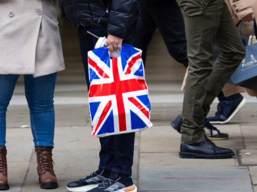 Ekonomia e Britanisë bie në recesion pasi qytetarët zvogëlojnë shpenzimet