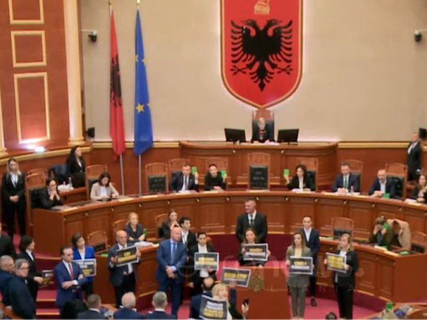 Kaos e tensione në parlament: Opozita bllokon foltoren, miratohet hapja e basteve