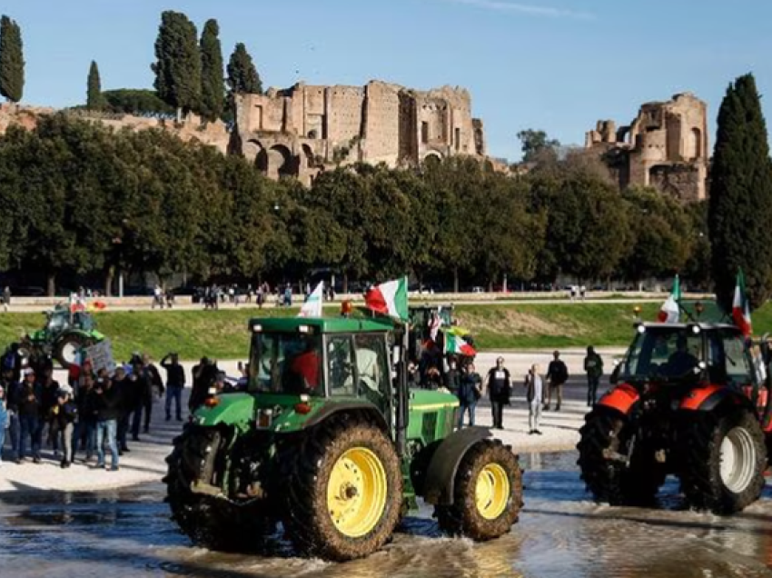Fermerët Romë nuk ndalen/ Vijojnë protestat, bllokojnë rrugët me traktorë: Pa ne, do të hani mbeturina