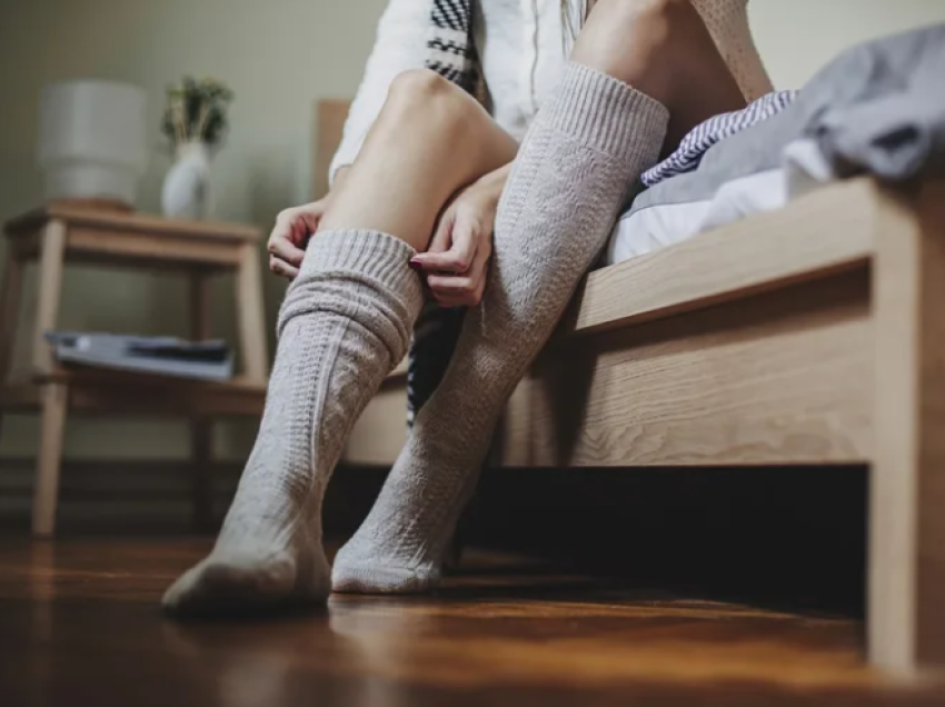A është mirë të veshësh çorape kur fle?