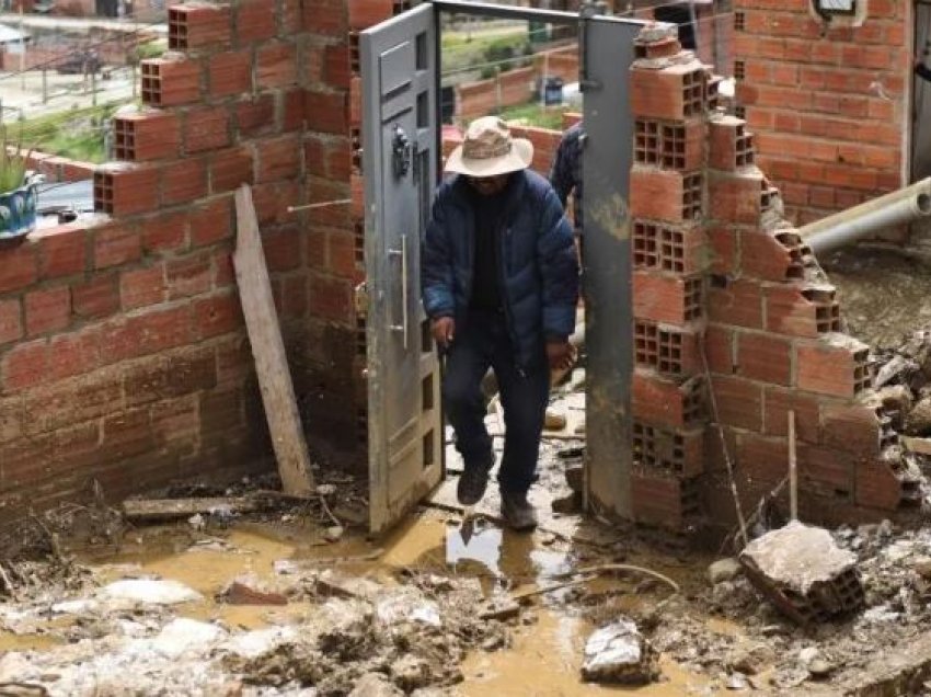 Alarm në Bolivi pasi shirat e rrëmbyeshëm vranë dhjetëra persona