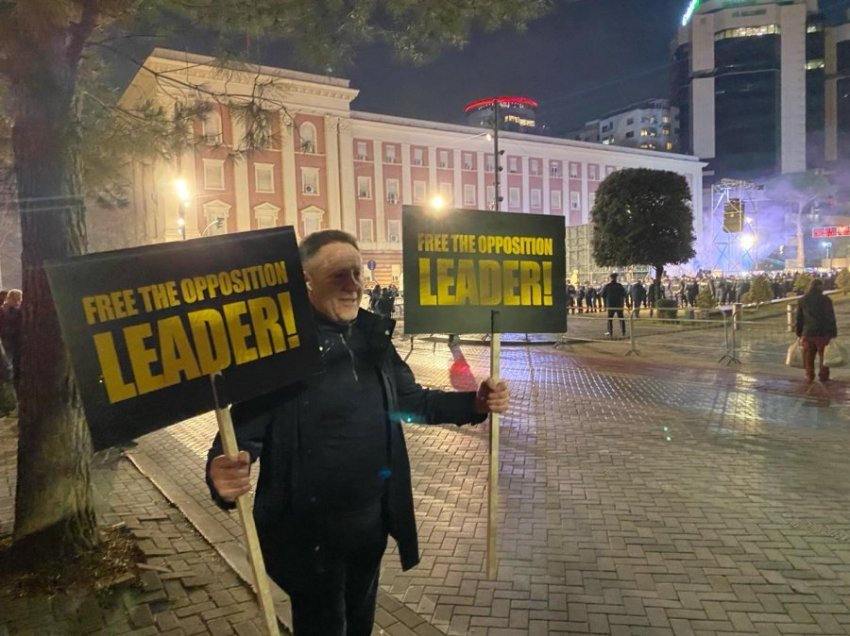 Ish-zëvendës ministri i Jashtëm i Kosovës në protestë në Tiranë, kërkon lirimin e liderit të opozitës 