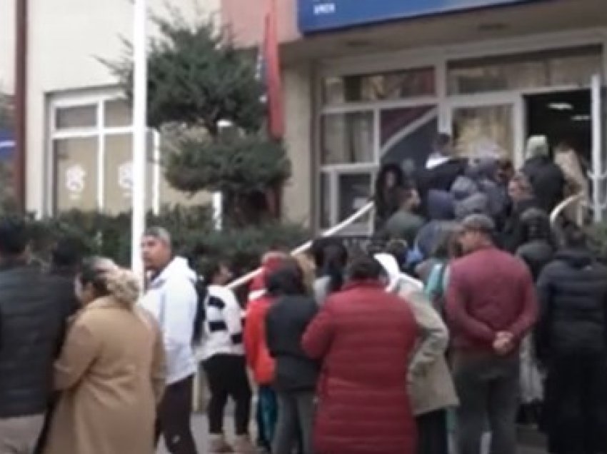 Serbët ankohen se nuk po arrijnë të nxjerrin paratë nga llogaritë, për shkak të ndalimit të hyrjes së dinarëve në Kosovë