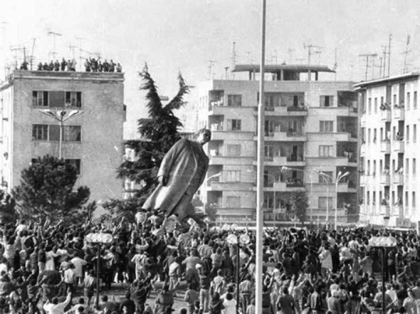 ​33 vjet nga rrëzimi i bustit të diktatorit Enver Hoxha