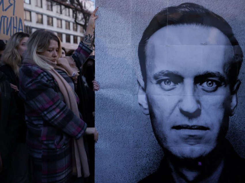 Nënës së Navalnyt i jepet ultimatum tre-orësh për funeralin sekret