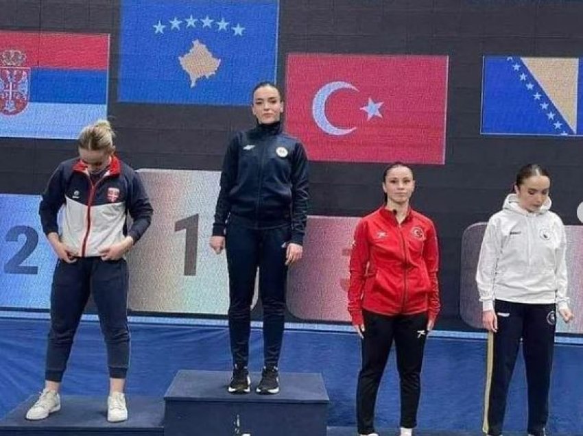 Alma Loki me Flamurin e Kosovës para Serbisë! Serbët të prekur dhe fajësojnë malazezët 