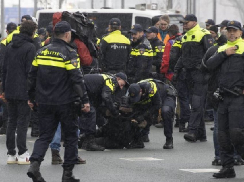 Mbi 300 aktivistë të klimës u arrestuan për bllokimin e autostradës në Amsterdam