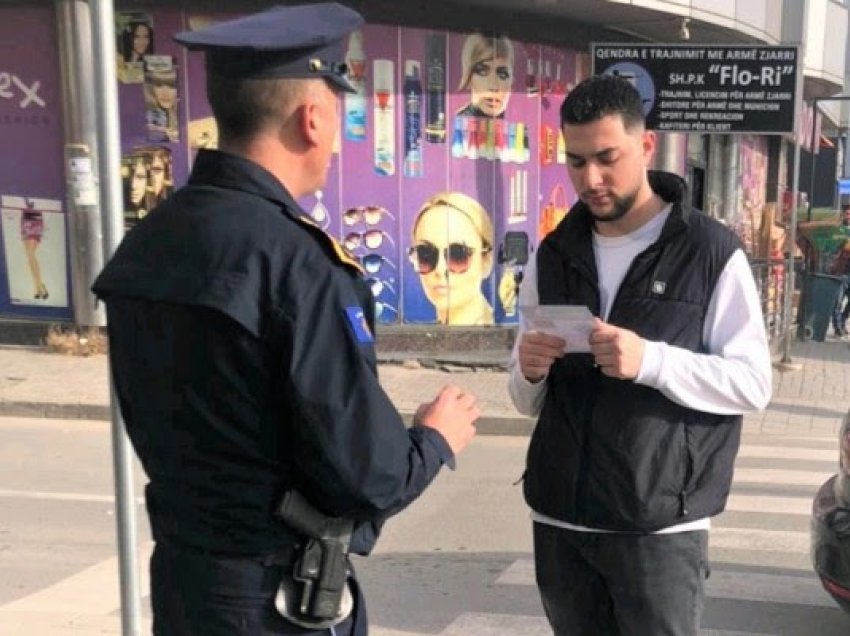 Policia shpërndau broshura në Ferizaj “Këshilla për sigurinë e këmbësorëve”