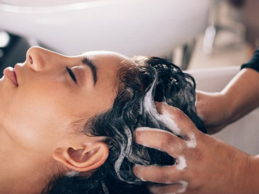 Shëndeti i flokëve fillon nga skalpi: Si të kujdesesh për të?
