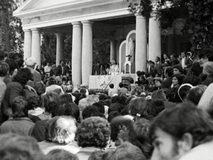 Lufta e komunizmit kundër fesë mbylli institucionet fetare, si ranë dakord Ramiz Alia, Adil Çarçani në 1976 për nxitjen e dhunës