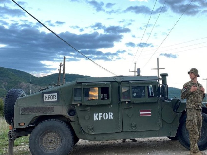 Kamionë me mjete të blinduara luftarake futen në Kosovë nën përcjelljen e KFOR-it