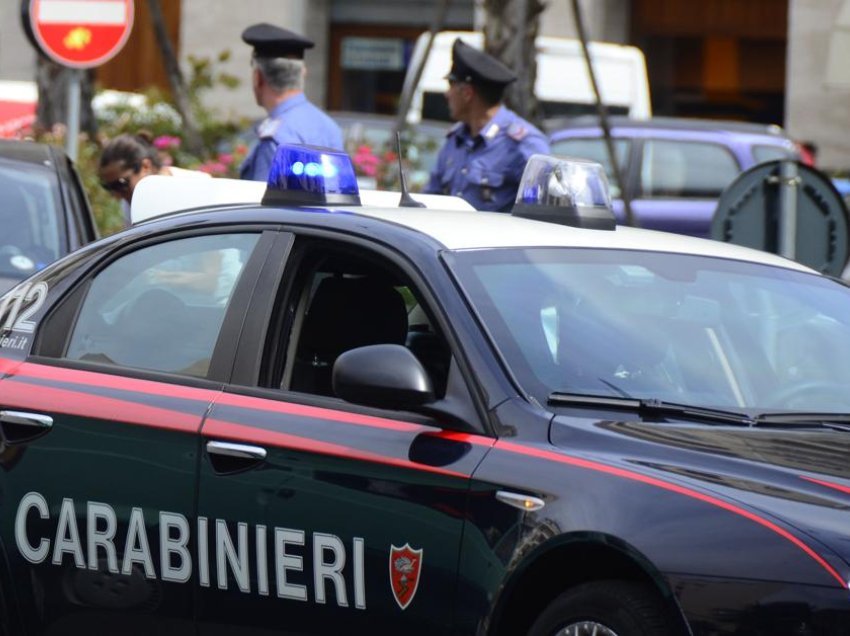 Kërcënoi dhe rrahu nënën, bie në pranga 30-vjeçari në Itali