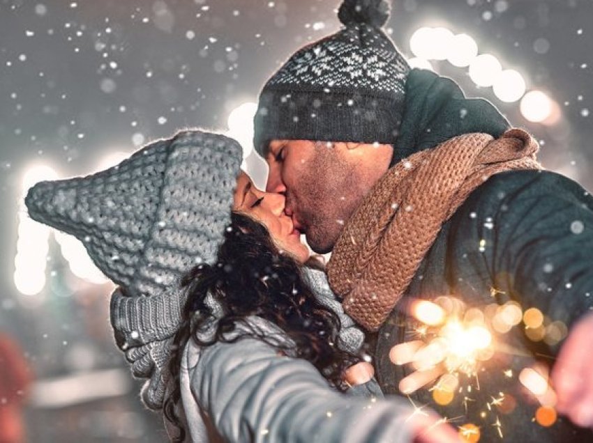 Një nga besëtytnitë më të vjetra, pse puthen njerëzit në mesnatën e Vitit të Ri?