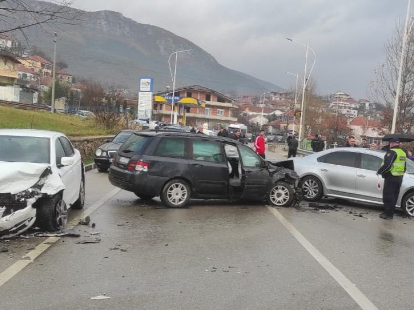 Aksident në aksin rrugor Pogradec–Qafë Thanë, përplasen 3 automjete, disa të lënduar
