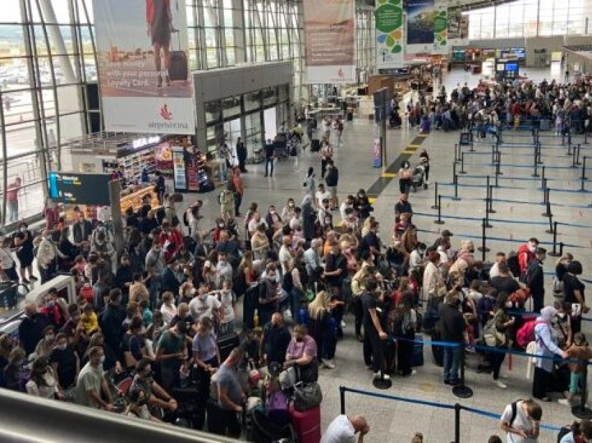 Numër i madh i qytetarëve shihen në aeroportin e Prishtinës për të shfrytëzuar të drejtën e lëvizjes për në vendet e zonës Shengen