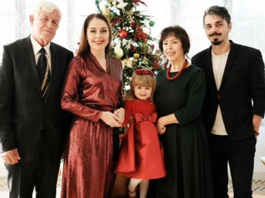 Elia Zaharia uron Vitin e Ri me foton krah familjes dhe vajzës së saj, Geraldina pas ndarjes nga Princ Leka!