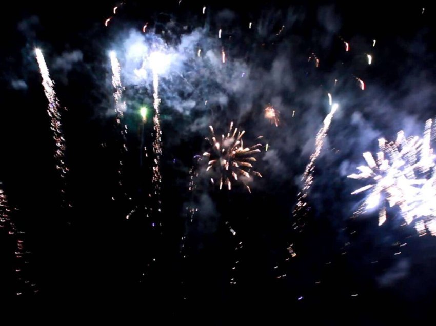 Historia e fishekzjarrëve që ndizen anembanë botës sonte