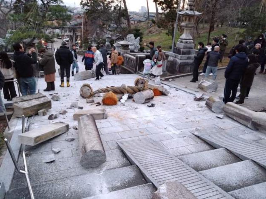 Alarmi për cunami, asfalt i çarë dhe ndërtesa të shkatërruara, pamjet pas tërmetit 7.8 ballë që goditi Japoninë