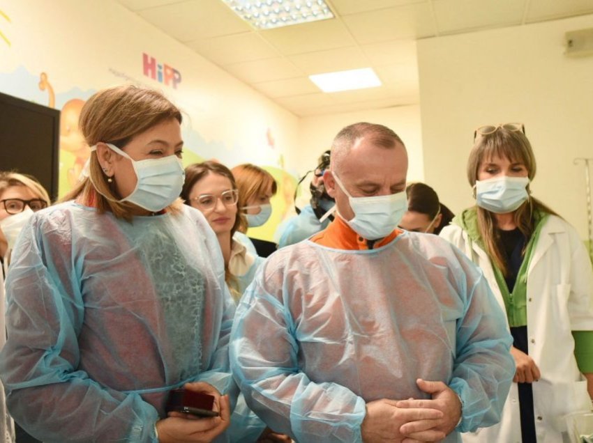 Mexhiti dhe Trençevska vizituan foshnjën e parë të lindur në RMV në vitin 2024